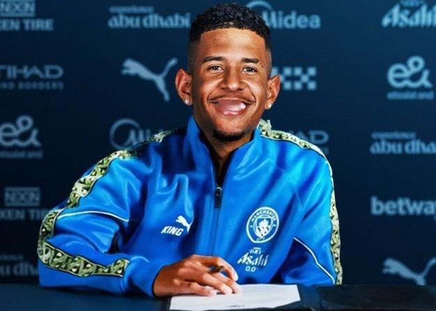 重建中的曼城本赛季总体表现很不错！福登和谢尔基的前场双核基本可以确定，耳机踢球