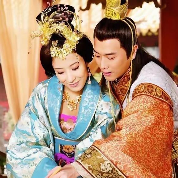 1462年，15岁的太子朱见深正在洗澡时，从小照顾他的乳娘进来加水。朱见深见状，