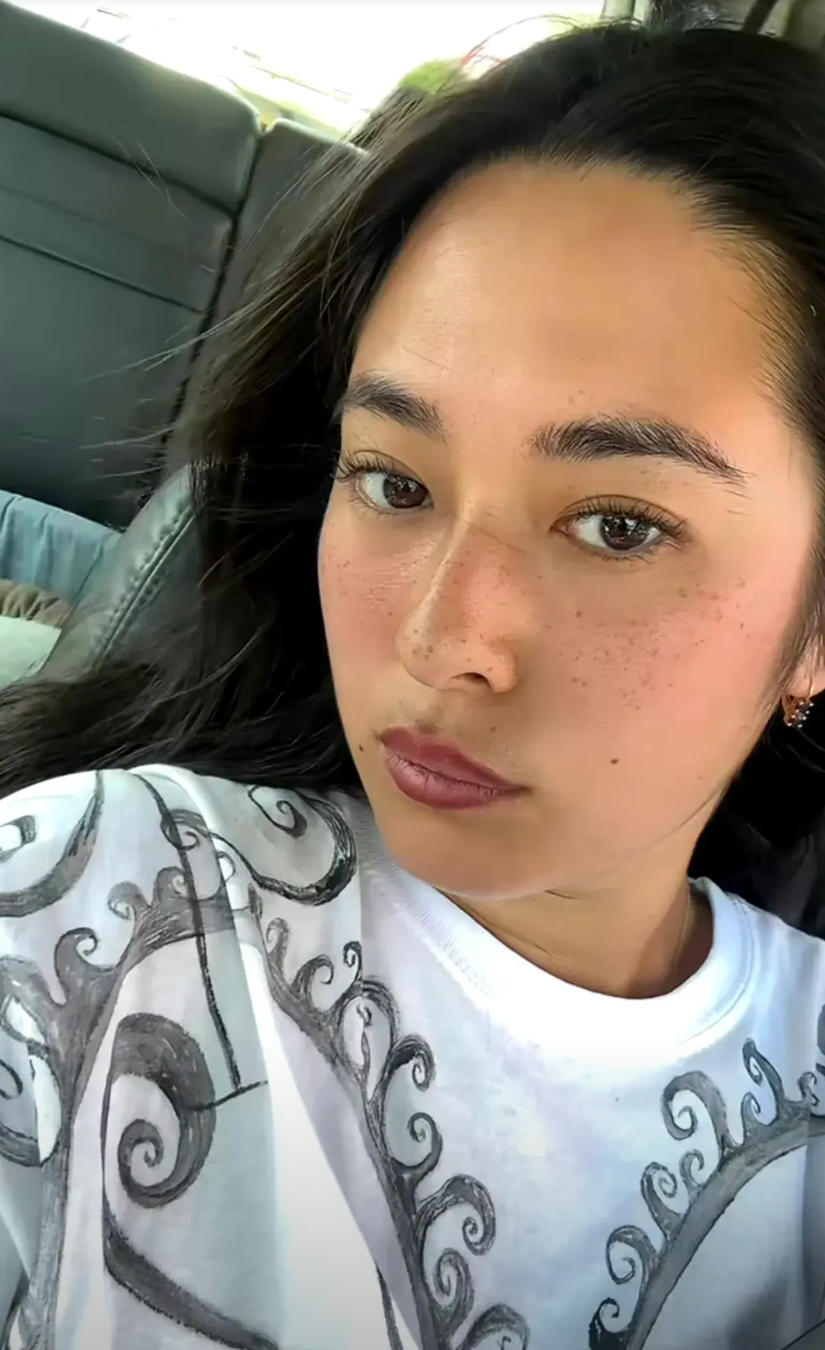 姜文的大女儿姜一朗前两天刚结婚，今天她就开通社交平台，她晒出自己和狗狗的自拍。