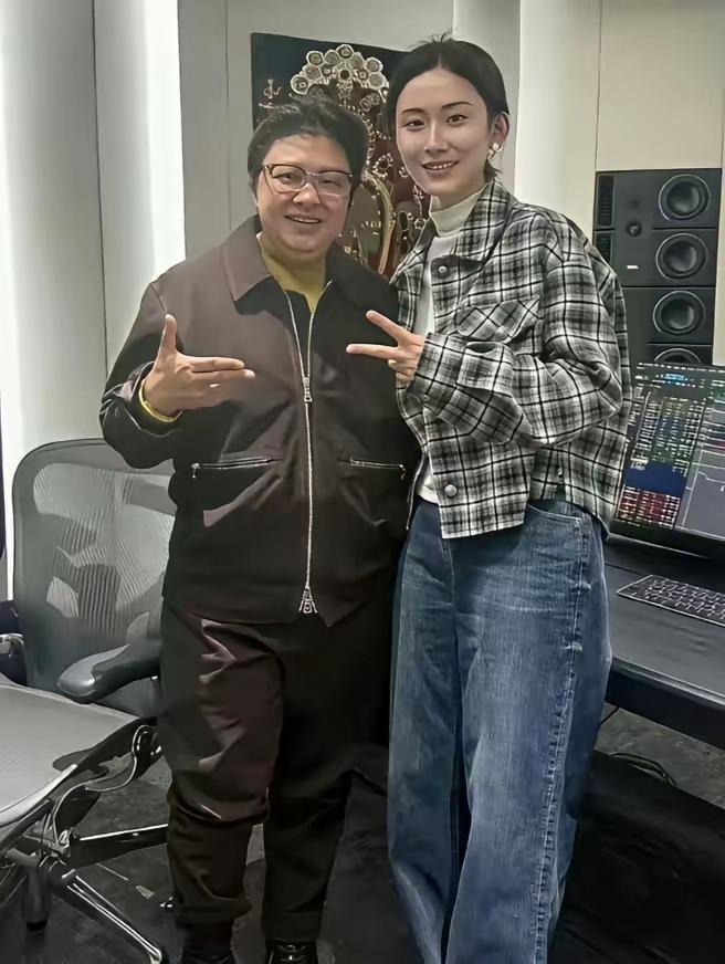 韩红减肥成功真的太让人惊喜了！以前她体型比较胖，可现在瘦下来后，整个人又精神又清