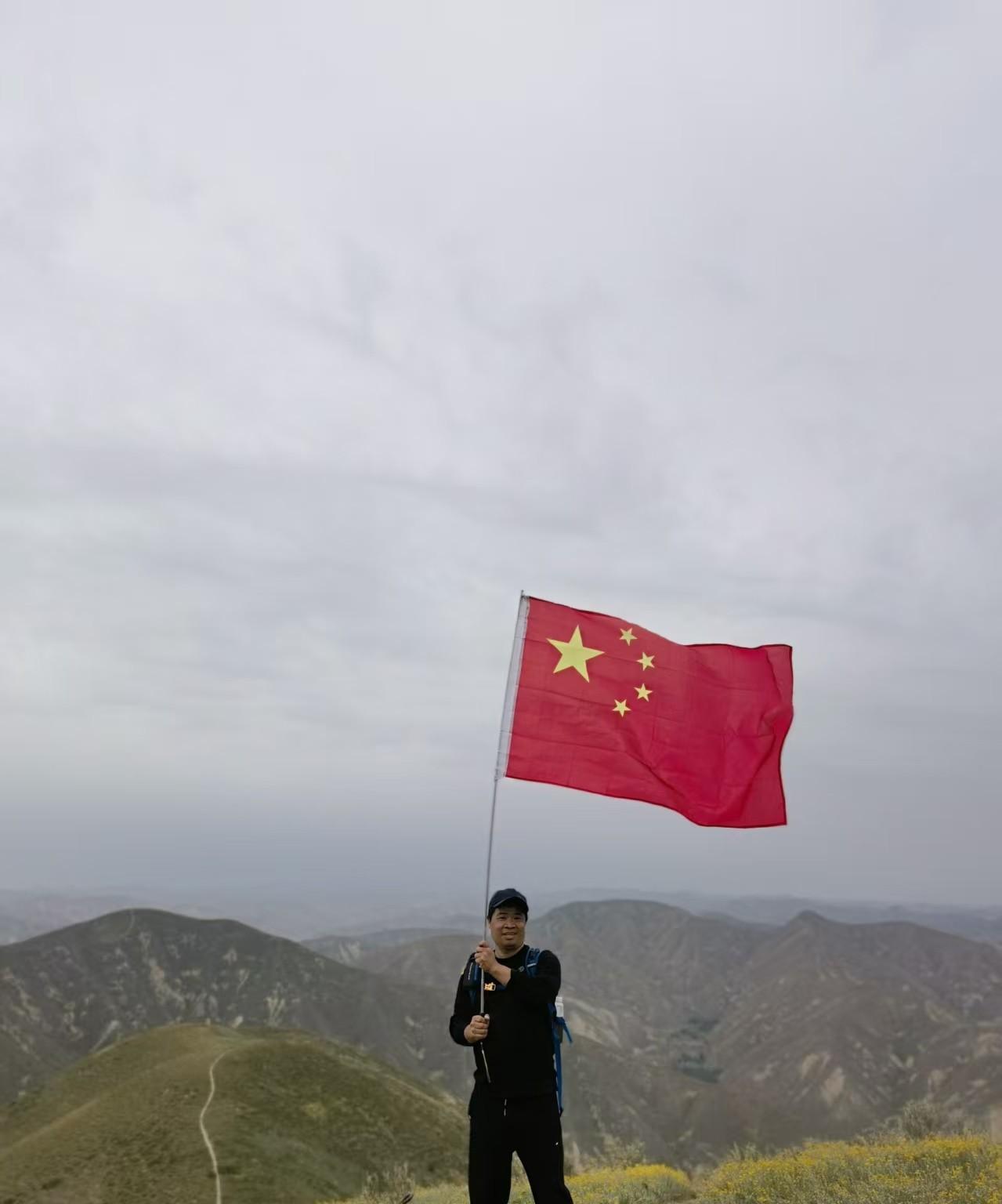 国庆前期，趁周末休息，顶着零星的小雨登兰州北山，赏景看花锻炼身体。再一周要国庆