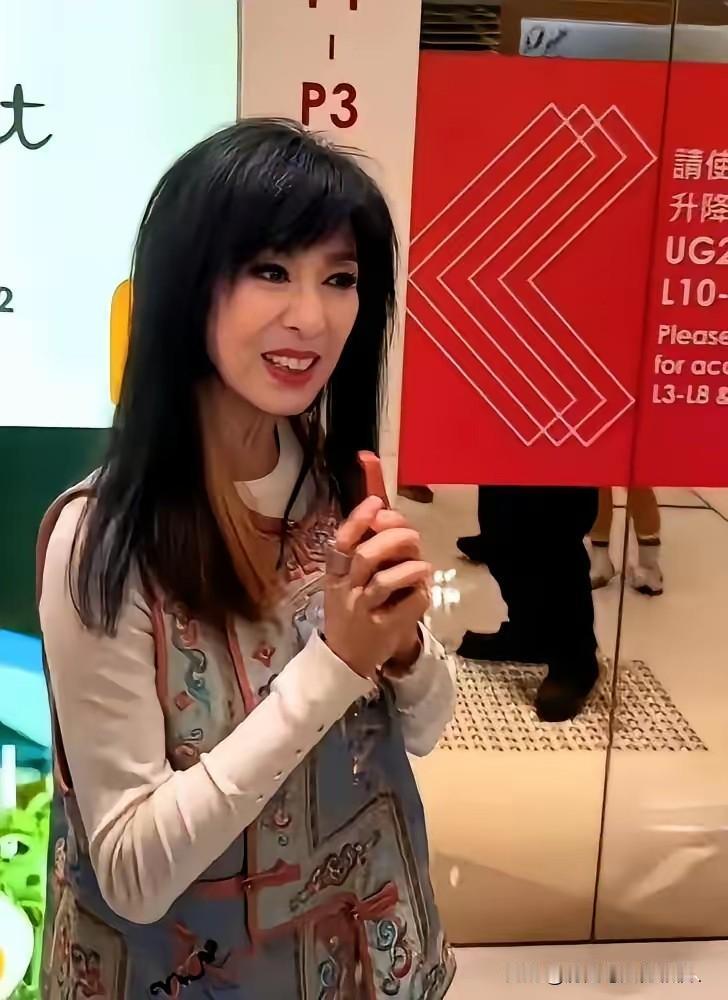 米雪一直美丽，看不出岁月的痕迹。米雪的才艺与美貌令人回味，经典影视剧中的形象深入