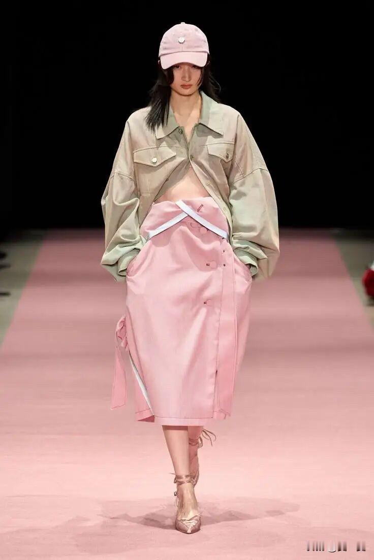 时尚那点事｜穿搭的乐趣2026春夏时尚潮流荟萃时尚是场永不停歇的冒险，穿上