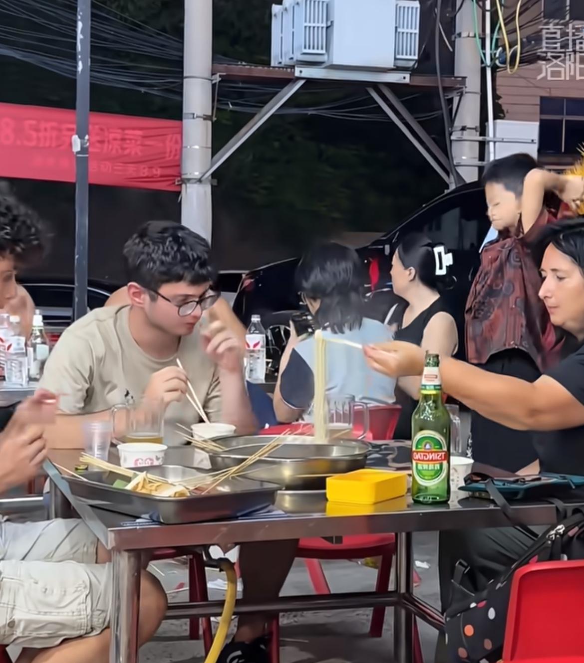 难怪有些老外觉得中餐很难吃，这些外国游客来华旅游，一家人一起吃火锅，菜都没煮熟，