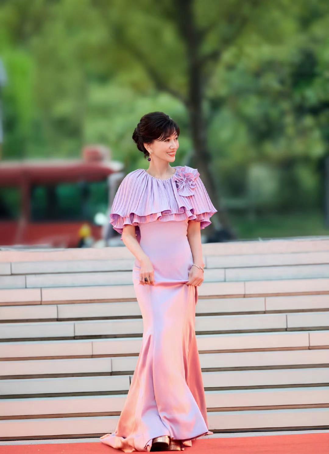 美绝了！光影潮涌，赵雅芝在金鹏之夜璀璨绽放，浪漫而高贵，优雅而有气质，想不迷人都