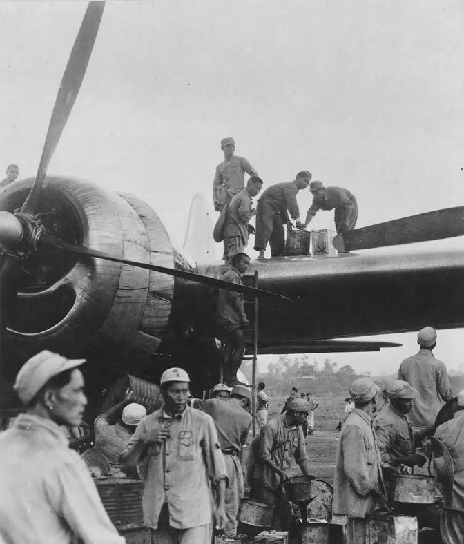1944年，成都新津机场的B-29轰炸机起飞轰炸日本钢铁厂前，中国人带着漏斗爬上