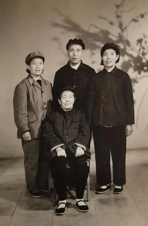 她是长征中最年长女红军，参加长征时已是60岁高龄，1977年光荣归队时已经102
