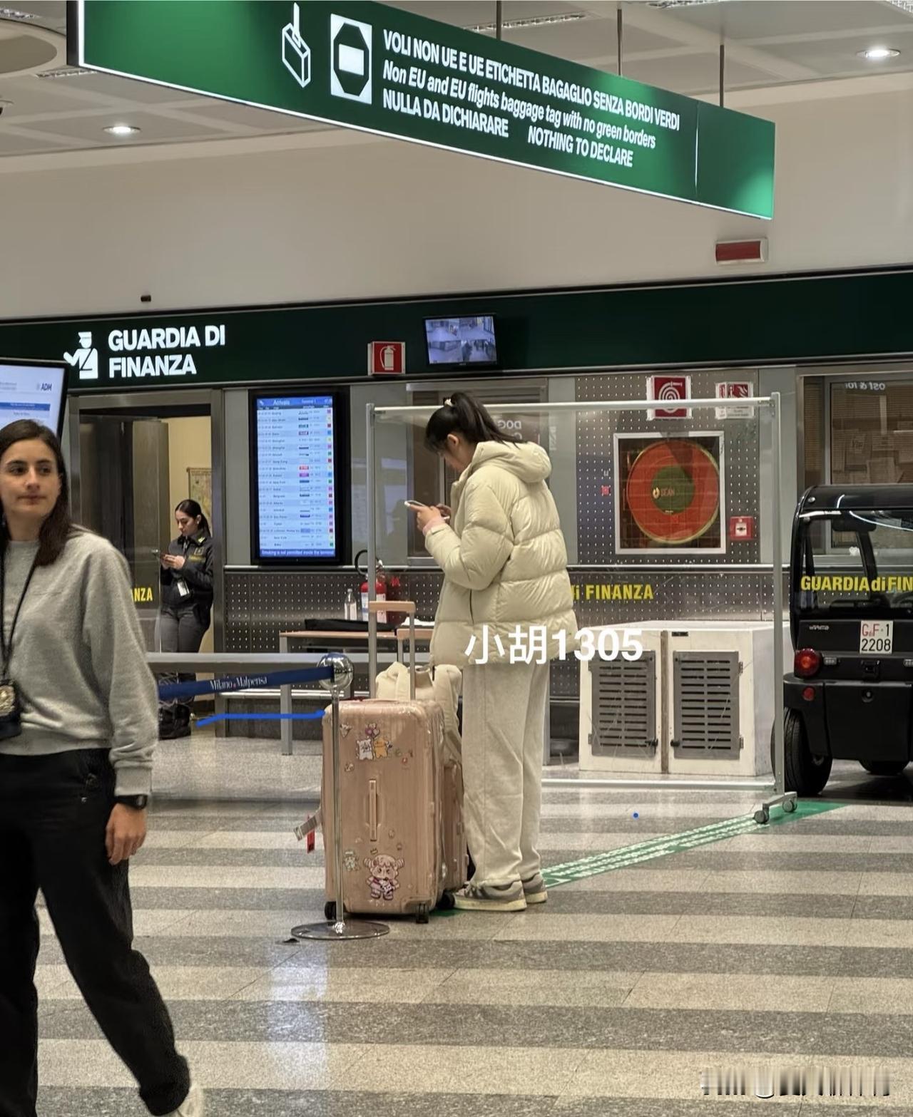 李盈莹平安抵达意大利米兰，经过12小时的飞机飞行✈️，安全抵达意大利，有网友在意