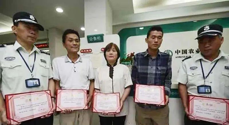 2014年7月，上海一家银行里，一个戴黑帽的歹徒拿刀架在女经理脖子上，要700万