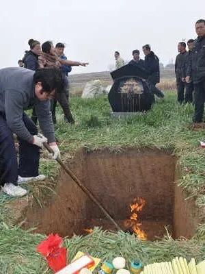 我就想不明白，为什么农村老人去世，非要火化之后才能埋葬？同样是用一口硕大的松