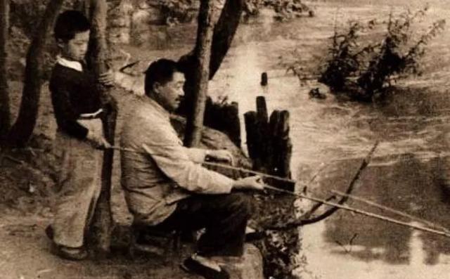 1936年的川西草地上，红二方面军总指挥贺龙却开创了这个先例，一根用马尾和别针制