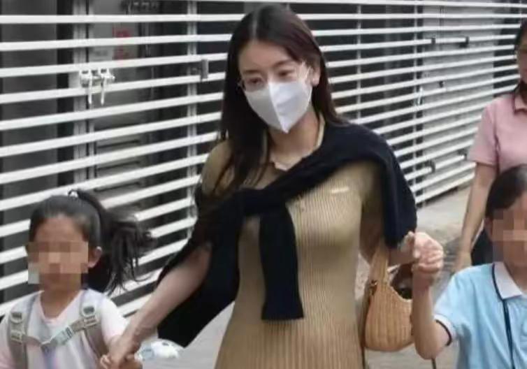 方媛挺着孕肚送俩女儿上学，她出门坐出租车没请司机，有保姆陪同……一般而言，像方