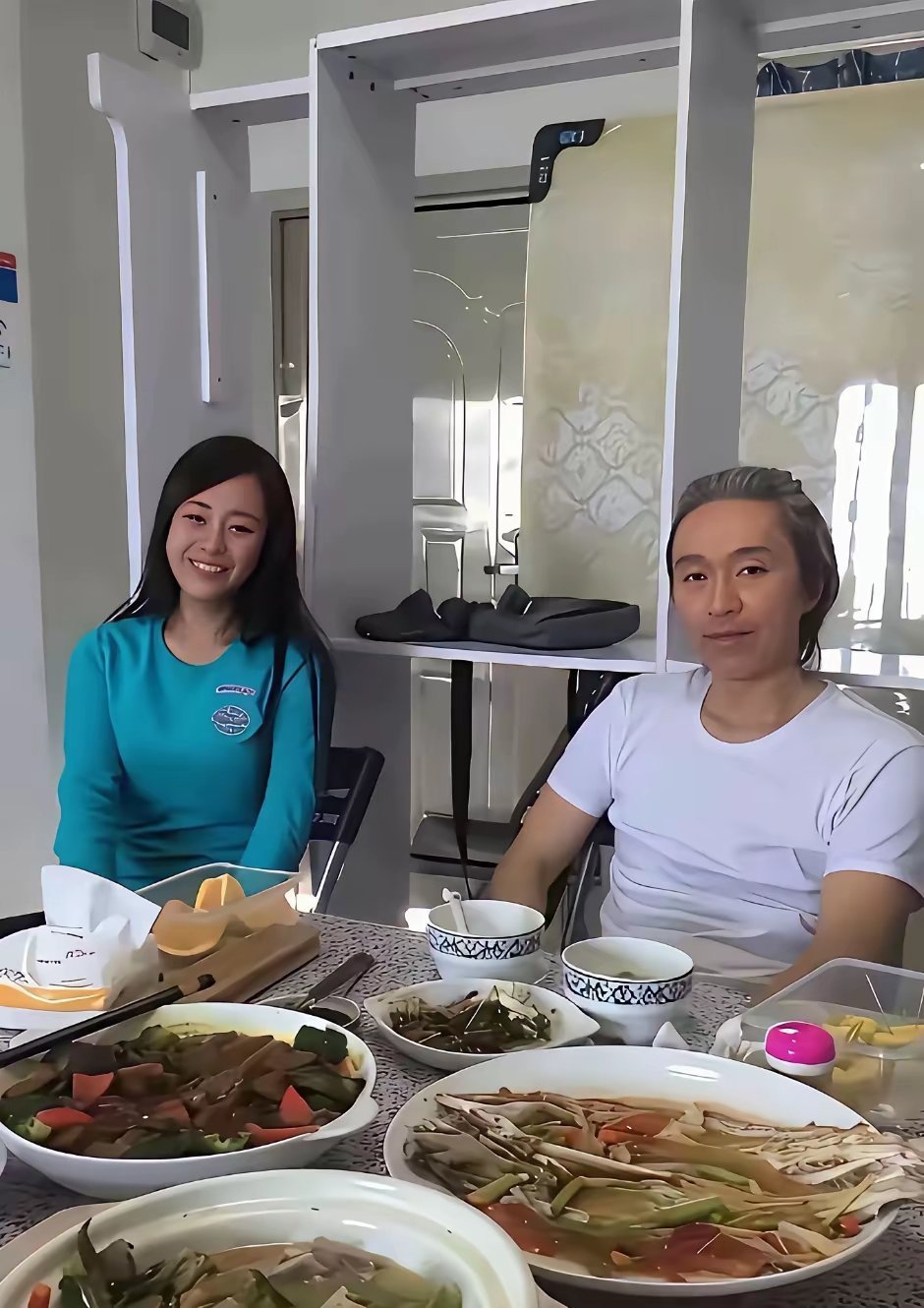 周星驰真的好讲究，一个碗吃饭，一个碗喝汤。