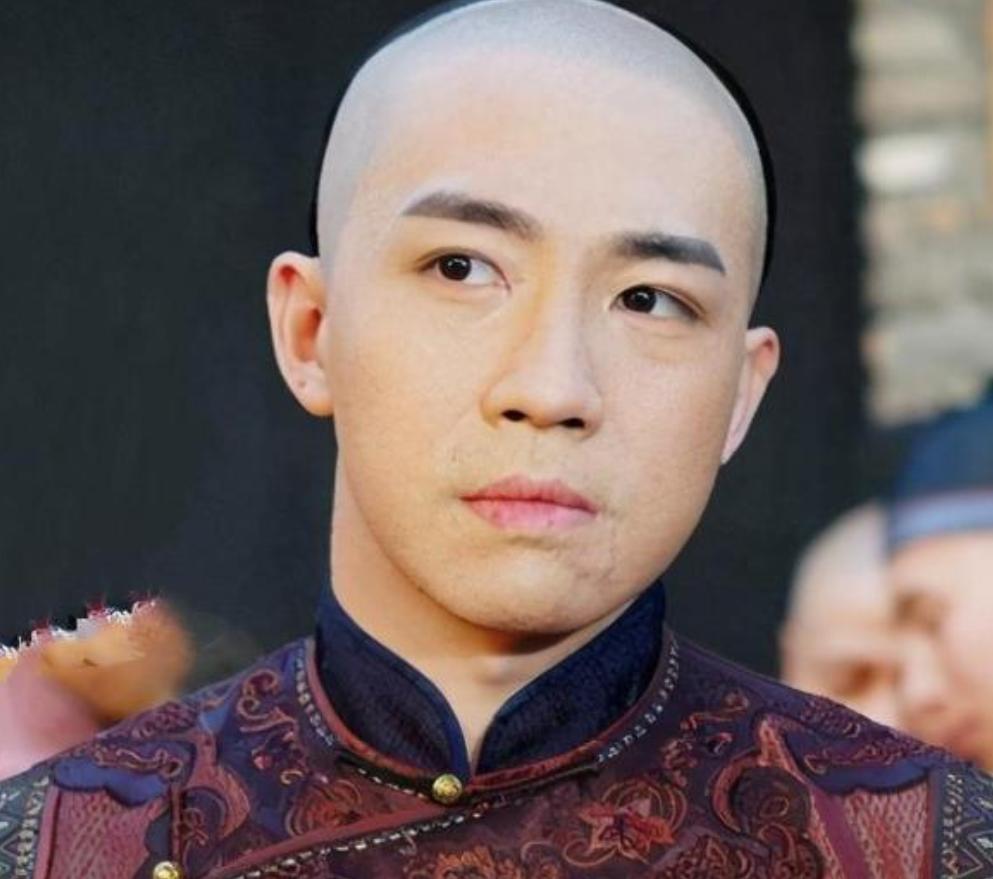 2017年，俞灏明在机场遇到刘烨，激动地一把搂住他的胳膊：“哥”，结果刘烨直接甩