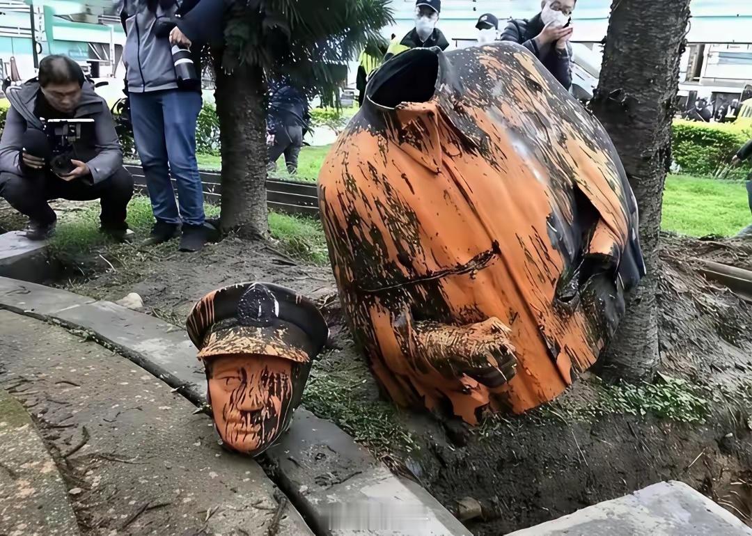 蒋介石生前恐怕怎么也料不到，自己晚年退守台湾后，竟会落得个铜像被砍头、泼漆、拆基