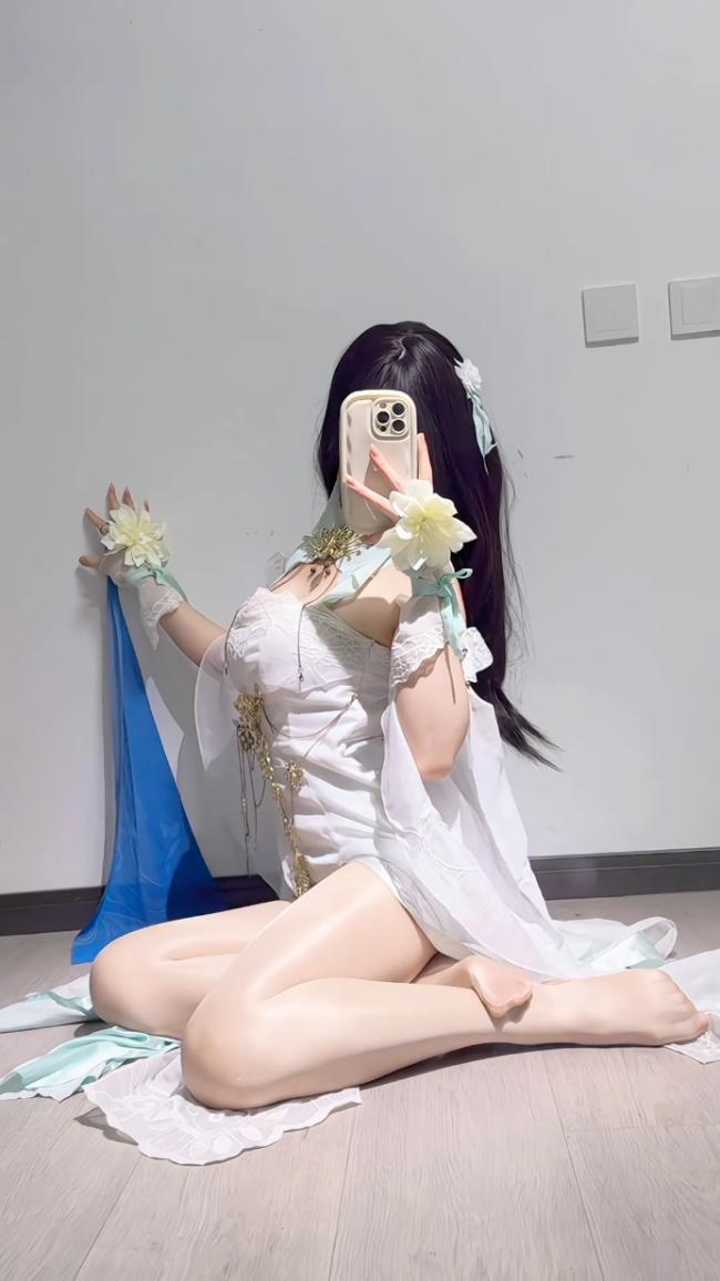 半透纱裙发光肌暴击！素问cos马油白丝透肤，丰腴肉腿Q弹到犯规～