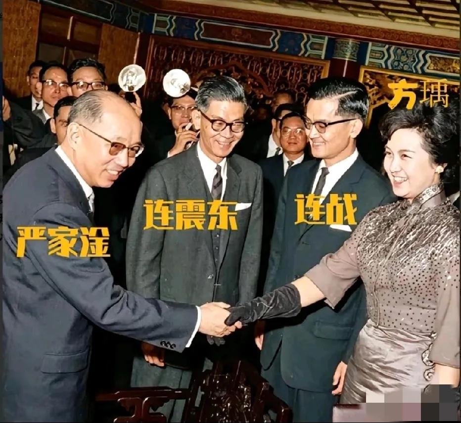 1964年，连战与方瑀在台北订婚宴上的照片，父亲连震东笑容满面地站在儿子身边，方