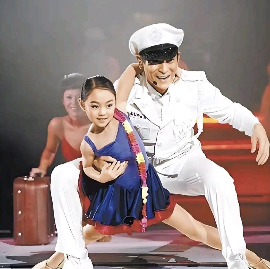 李连杰和利智的两个学霸女儿好优秀。大女儿小时候很漂亮，曾经与天王刘德华同台共舞