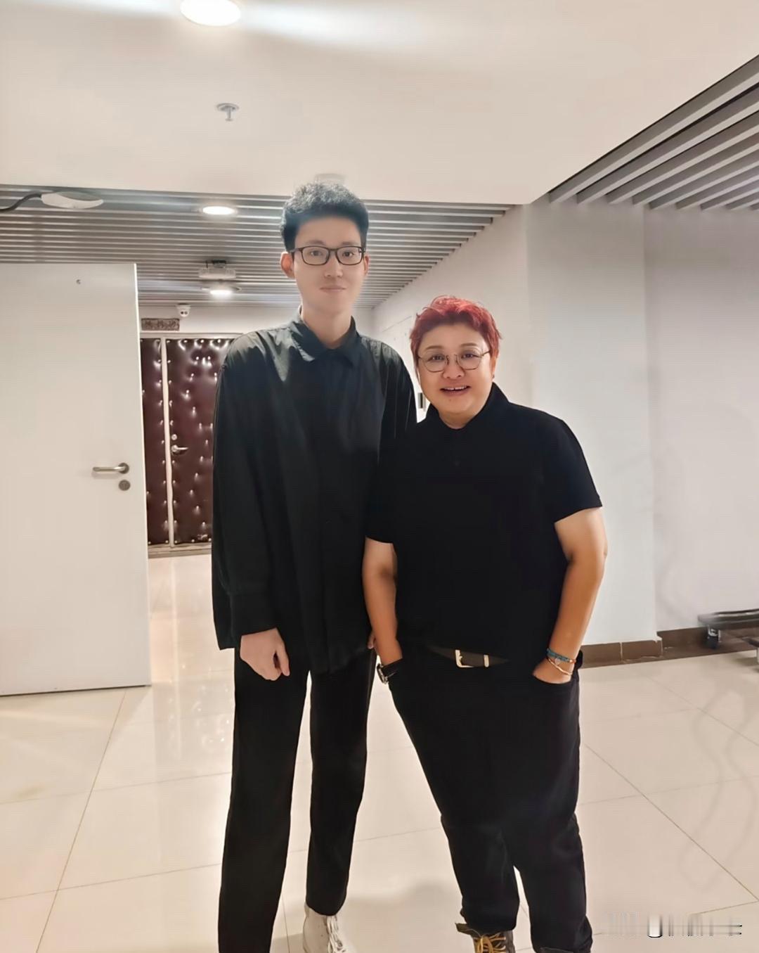 韩红在北京被歌迷偶遇，她染了一头红发，打扮很有型，身材臃肿，外表挺一言难尽的，但