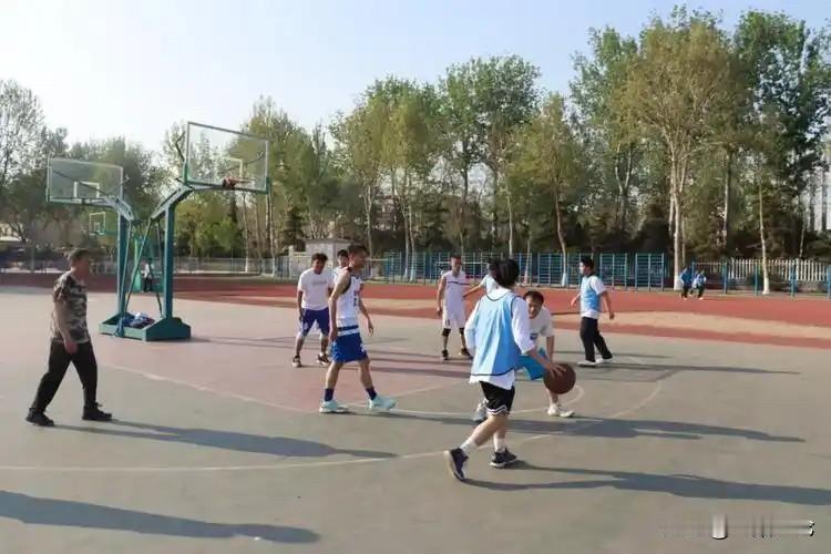 “这是正规法院！”湖南怀化，一大爷送孙子上学，回家路上为了少走几步，他横穿一学校