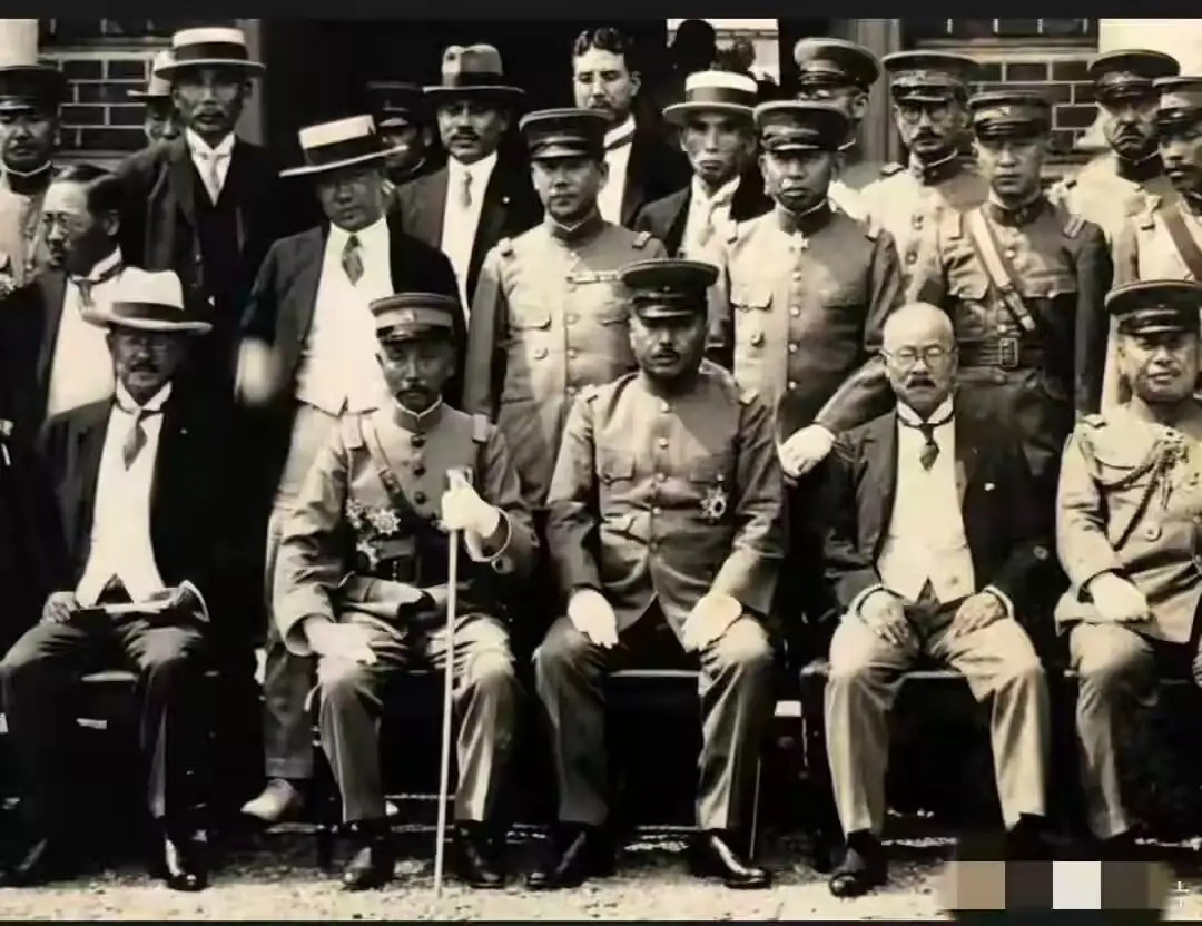 1920年，张作霖与日军将领的合影，他虽外形瘦弱，但却气场十足