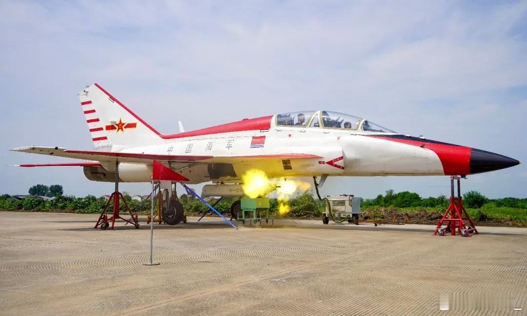 JL-9G实射航炮和火箭弹，以及投掷训练用小炸弹。图一为航炮校靶。