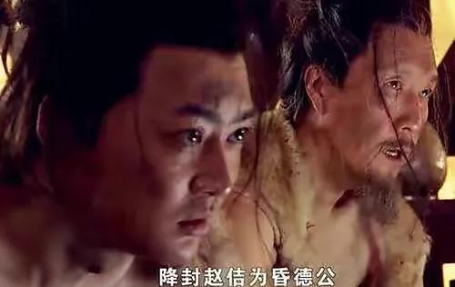 1125年，赵桓被一群太监强迫换上了九五至尊的龙袍，呼喊着：“我不要做皇帝！”太