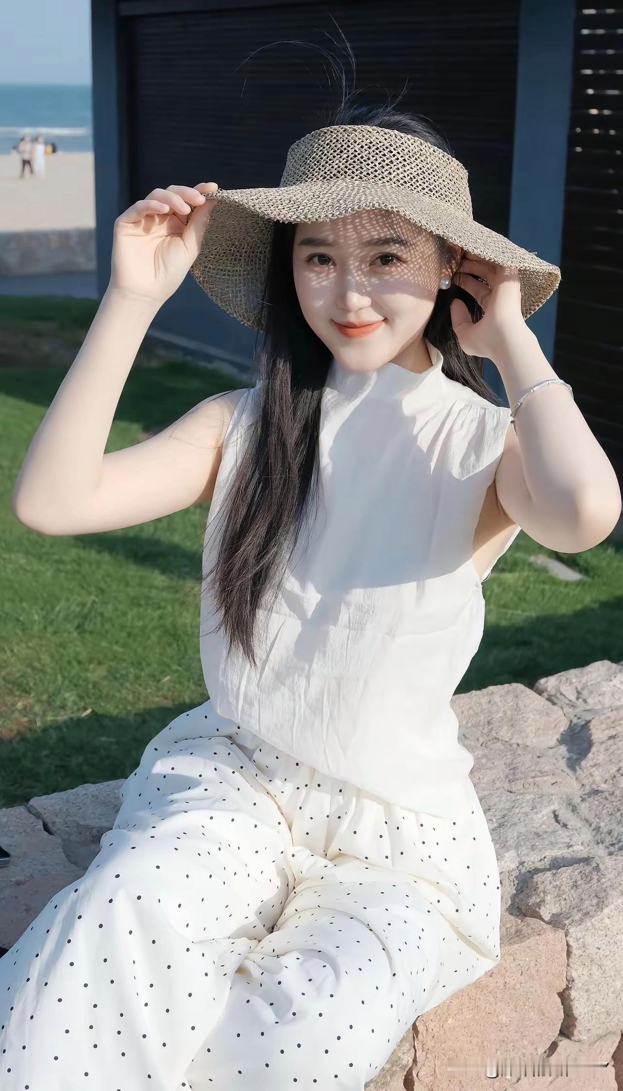 海边度假穿搭指南：白色连衣裙+草帽，清新自然，轻松惬意！🌞👗👒