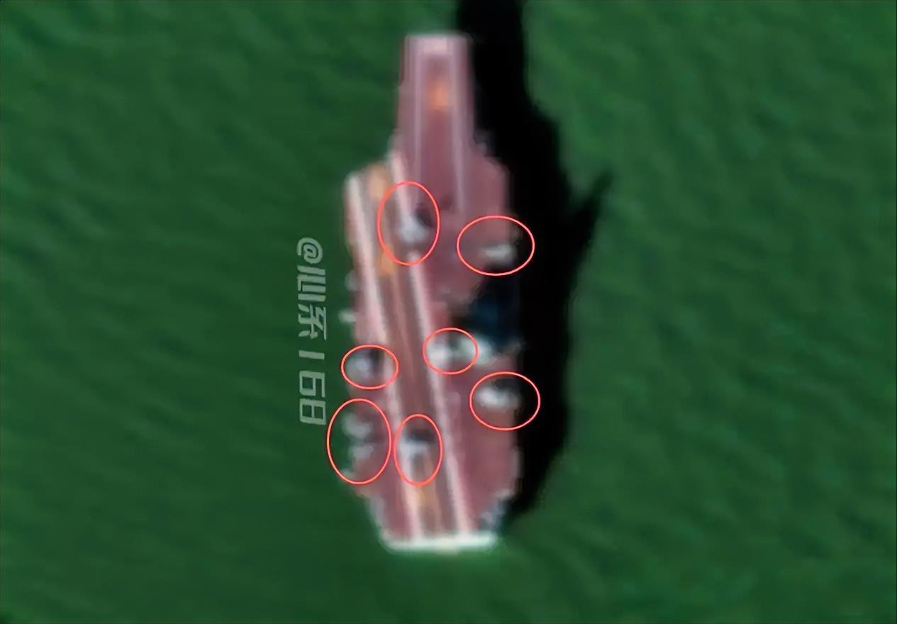 根据最新卫星图像显示，中国首艘电磁弹射型航母“福建舰”甲板上已经出现了至少8架固