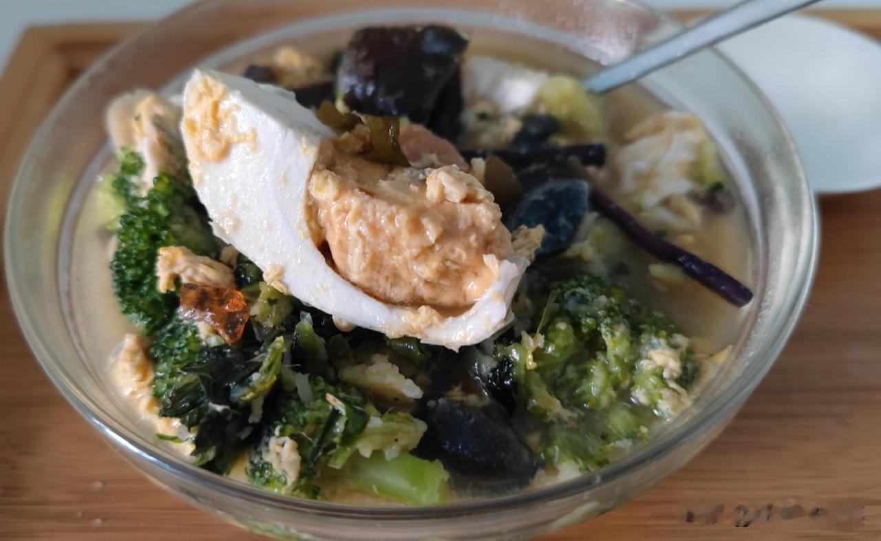 几滴香油。我家门口有大懒龙门店，买了两个虾皮小白菜菜团子，老伴说太好吃了。我