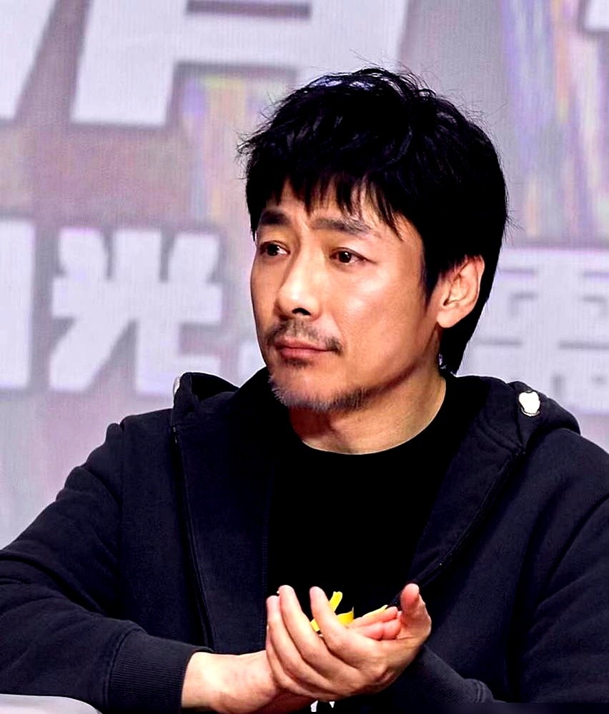 孙红雷现场临时起意的一巴掌，差点把祖峰逼急了。《潜伏》原剧本是掐脖子摁墙上，孙红雷提议改扇耳光，把戏