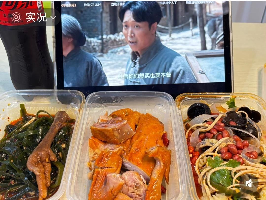 不是俺的娘呀是俺的粮啊看《生万物》愣是看出饿狼传说效果🤣演员蹲田埂啃饼子香得