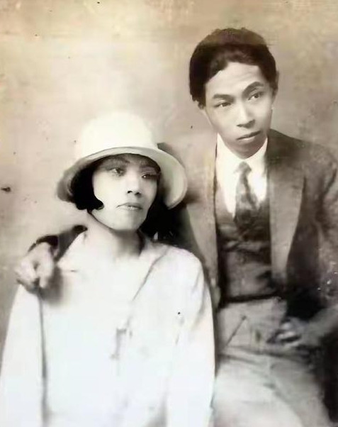 1928年，32岁茅盾敲开23岁女学生秦德君的宿舍。不久，秦德君怀孕，他皱眉：打