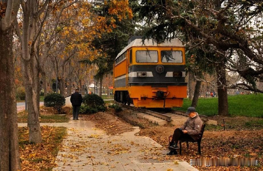 是下班回家，桌上摆着刚出锅的热乎饭菜；是周末赖床，阳光晒在被子上暖洋洋；是和爸妈