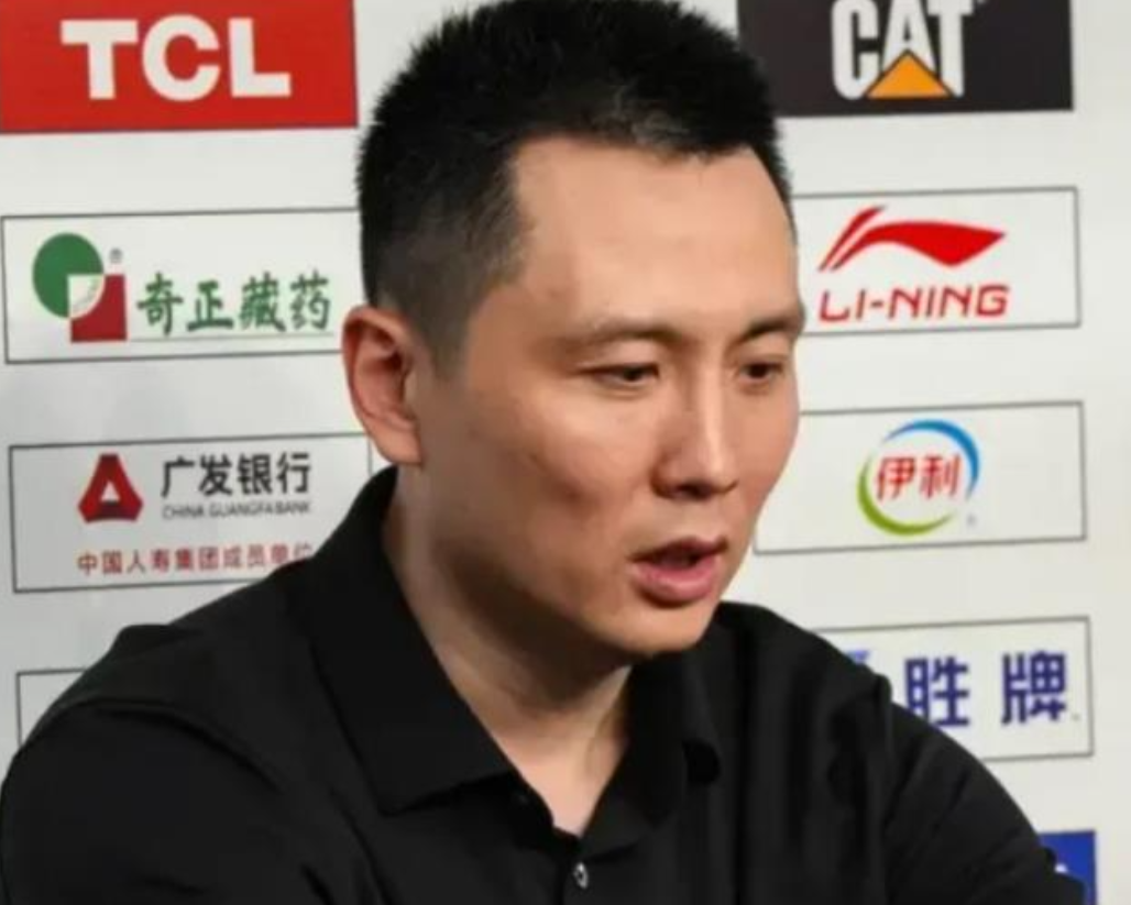 赢下G3赛后，上海男篮主教练卢伟在新闻发布会上谈到张镇麟，卢伟表示上海队引进张镇