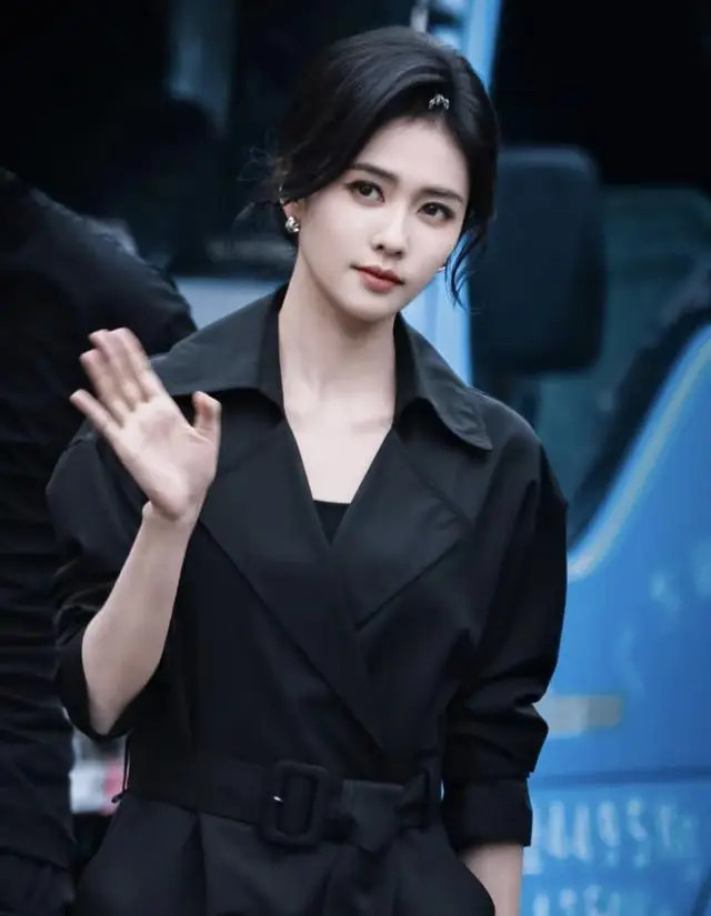 白鹿新剧路透刷屏！粉丝集体喊“妈”，这波“完全妈妈”什么梗？8月2日，白鹿新剧《