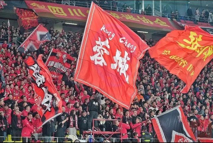 漂亮！成都蓉城终场压哨前绝平上海申花继续榜首领跑，中超冠军彻底稳了？那不一定！