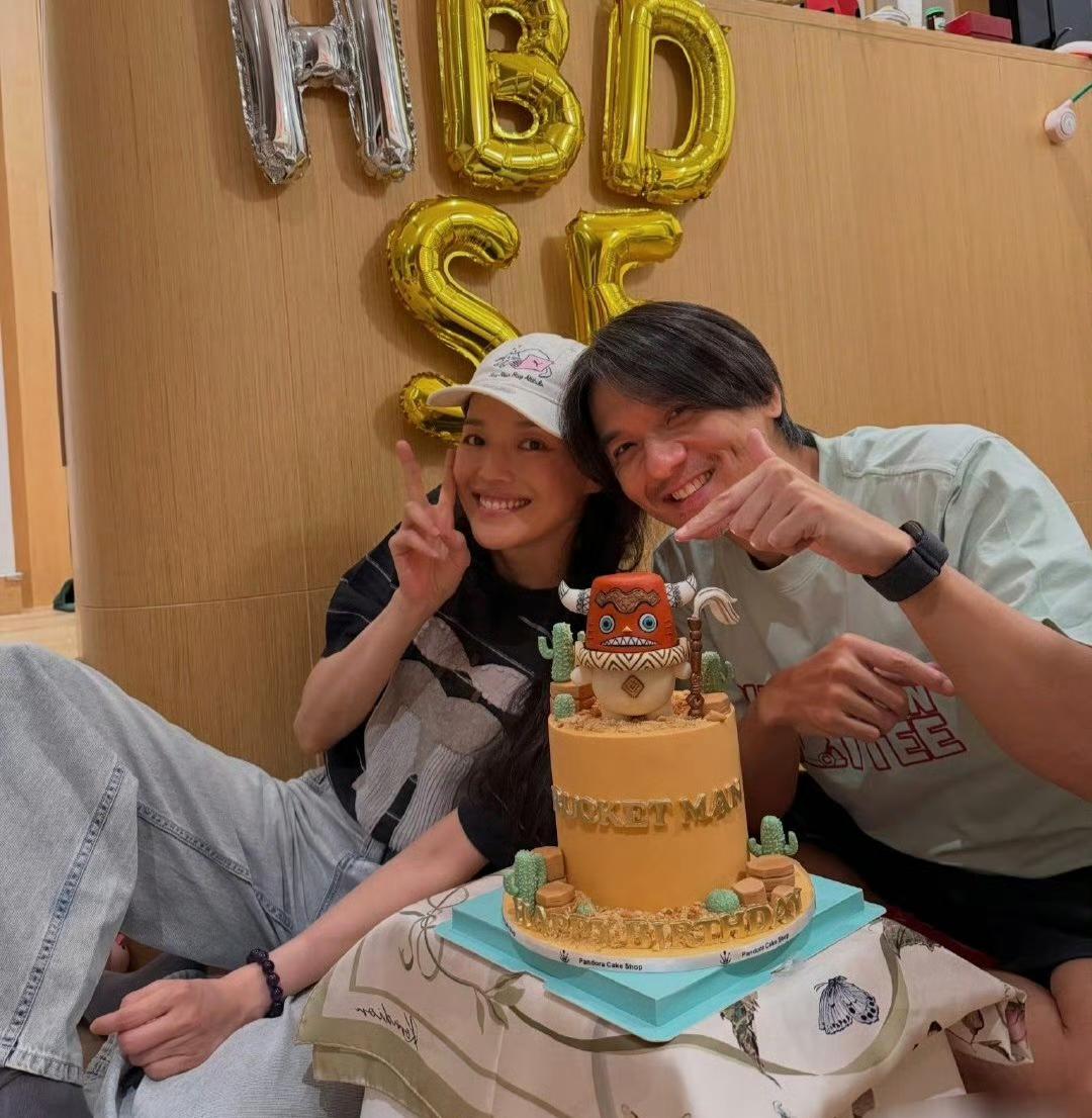 舒淇：生日快乐，冯先生。冯德伦：还以为你忙得赶不回香港，没想到特意回来。