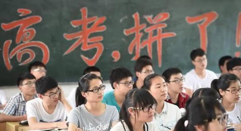 2025年高考第一位“受害者”出现了！一位山东考生登录系统准备确认准考证号，以及