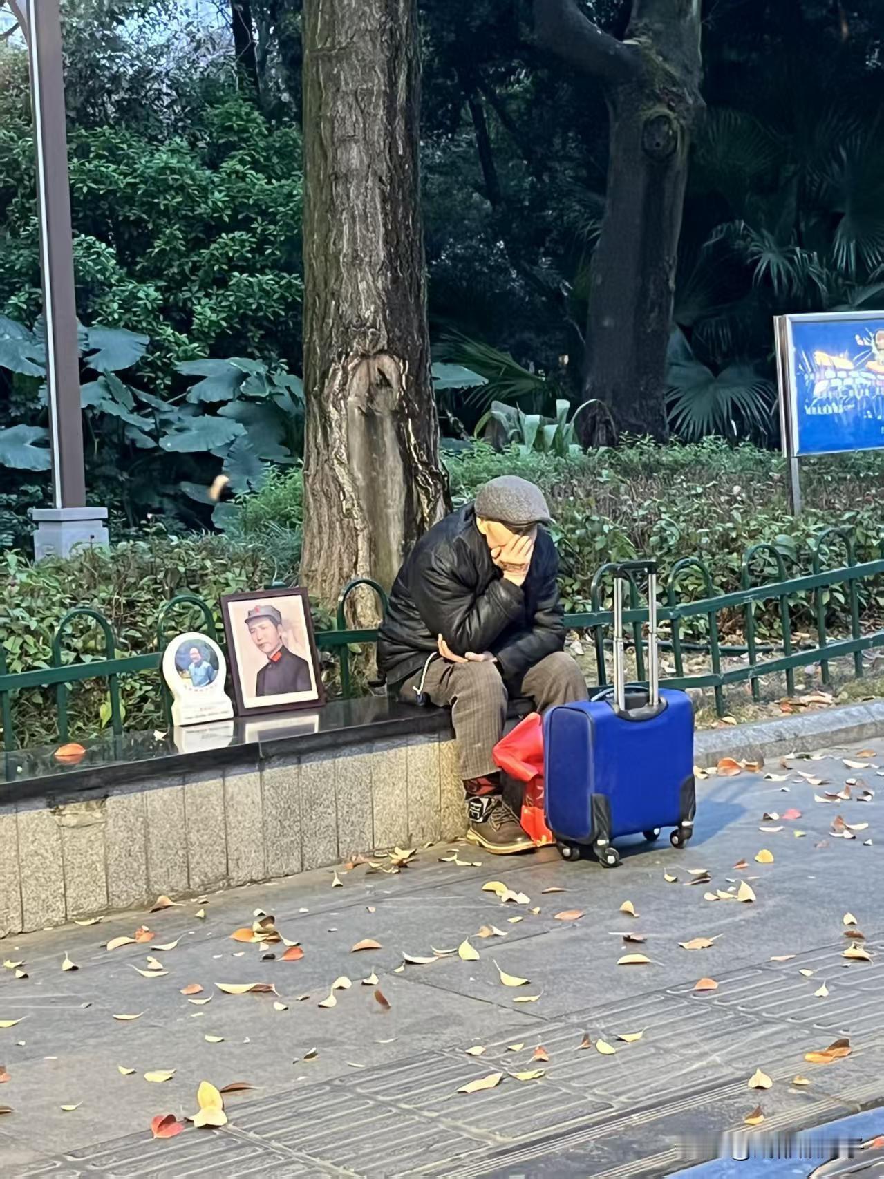 成都人民公园偶遇孤独的老爷爷前不久到成都玩，逛完成都人民公园，喝完盖碗茶走出园