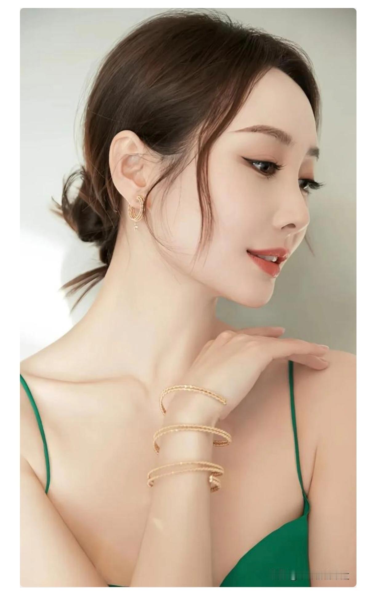 知名女演员李纯与音乐人马頔官宣结婚10月2日中午12时，知名女演员李纯与民谣