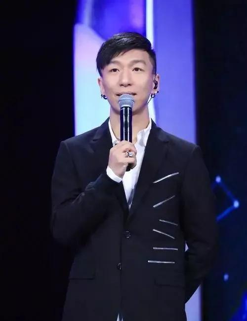 50岁陈羽凡现状曝光，身形变化大，身旁小18岁女友始终陪伴。