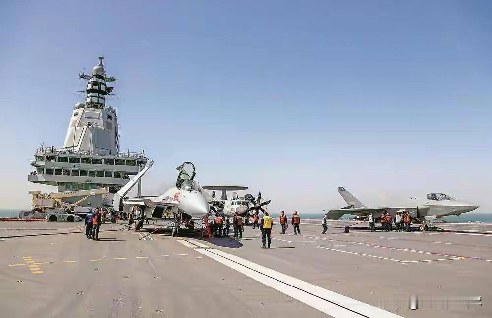 福建舰服役之际，俄罗斯专家发表高论，航母不如核潜艇有性价比？福建舰服役之际