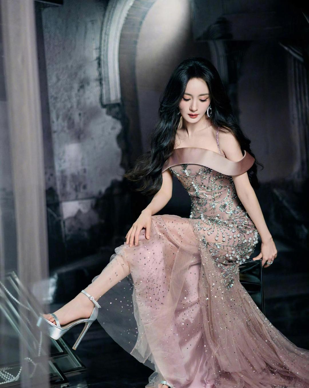  杨幂简直太美了！[比心][比心][赞]娱乐好身材性感女神美