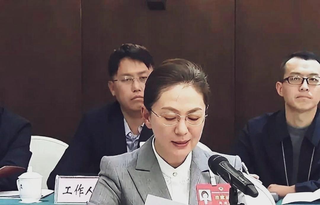 曾经是央视主持人，现在是河南大学学术副校长，戴上眼镜扎着马尾，能认出是谁吗！