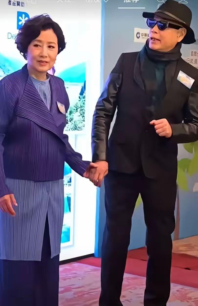 看到这对79岁和78岁的夫妻，状态好得看不出快80岁，真让人羡慕。衣着时尚、身姿