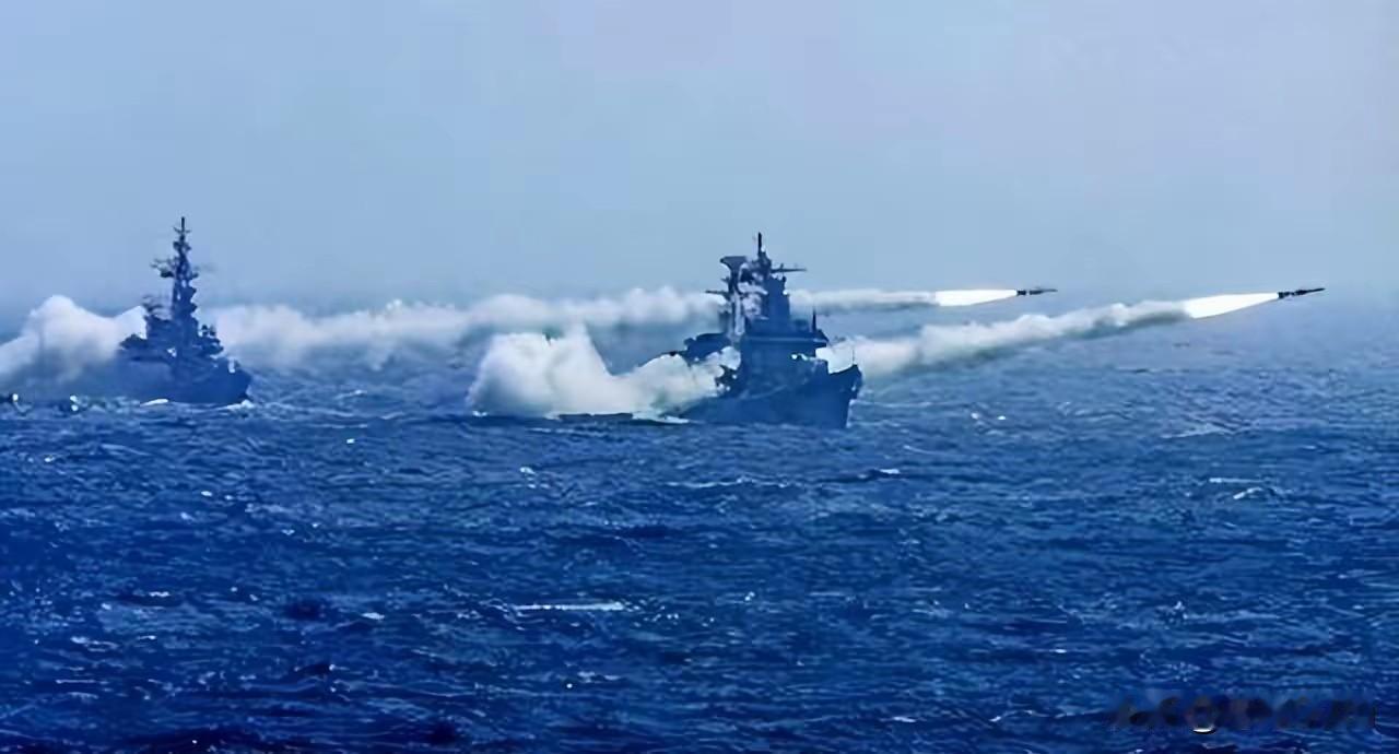 解放军军事力量建设成效显著，海军舰艇总吨位超310万吨，有055驱逐舰、076两