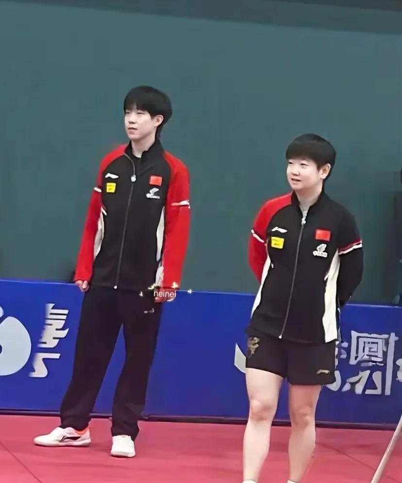 同龄人差别咋这么大呢？莎莎长褂短裤放松自然，感觉随时能接话能接球，还要背着