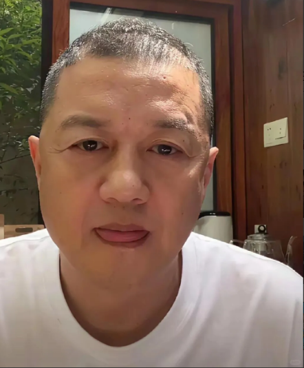 李亚鹏的命堪比黄连，他没有最糟心只有更糟心！当初当明星攒的家底，全被他“情怀