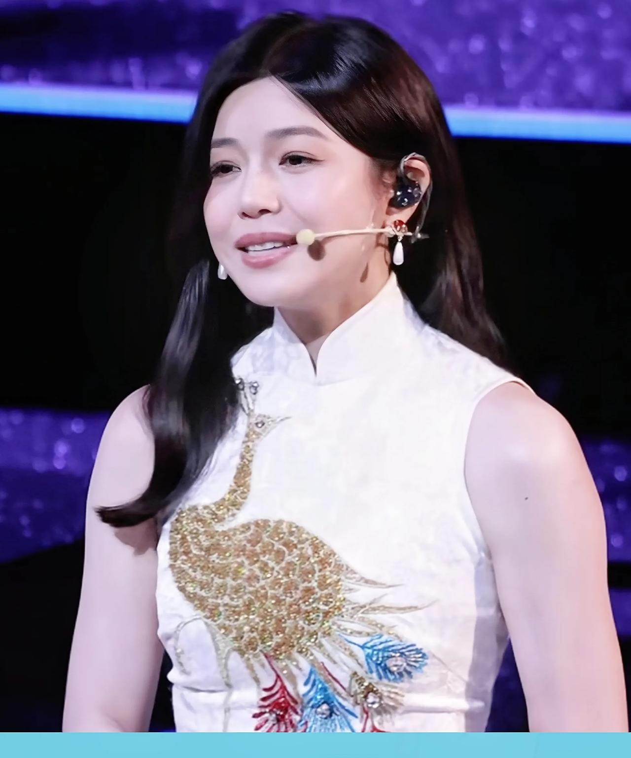 41岁陈妍希出席活动，中式旗袍惊艳全场，这状态真的太好了！你如何看？#娱乐圈#